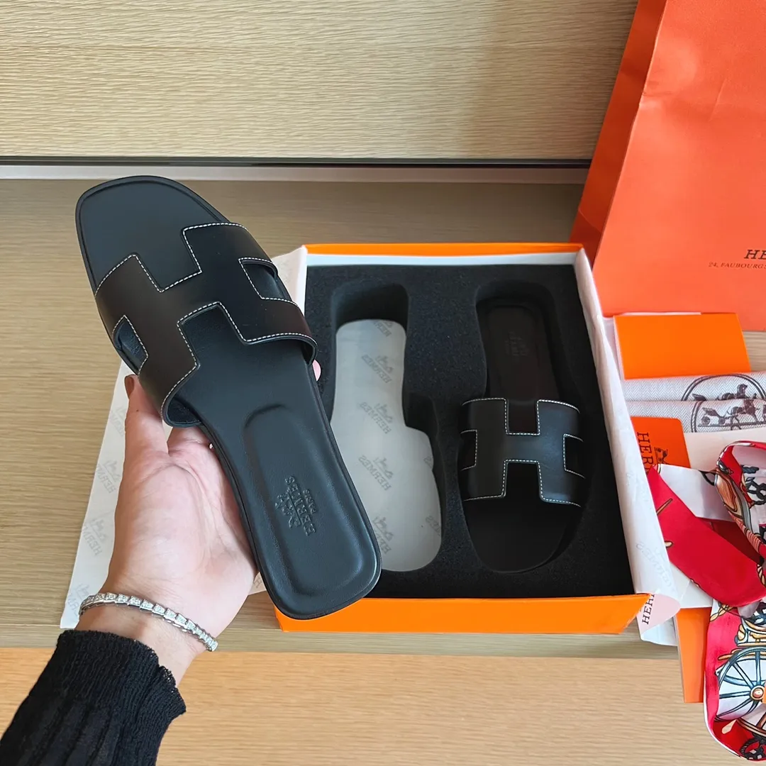 👟👟Ex-factory price 480👟👟Hermès) The packaging has been upgraded, and the layout and workmanship materials have been upgraded. Hermes®🔴Handmade Shoes👟👟 👟👟 Product Hermes Slippers🐎 —————————— The 2023 early spring new model is the same as the original version, purely handmade by masters! ❥High-end customization, exclusive products, industry❥Using: Hermers upper: Italian imported cowhide + original custom-grade Australian sheepskin feet + genuine leather outsole (pursuing walking comfort) 👟👟 ~~〰〰〰〰❥ Packaging: ✔🚦Pay attention to the exclusive packaging 〰Original quality on sale━━━━Hermes━━━━━ size: 35-40 (34.41.42 custom-made, non-refundable)